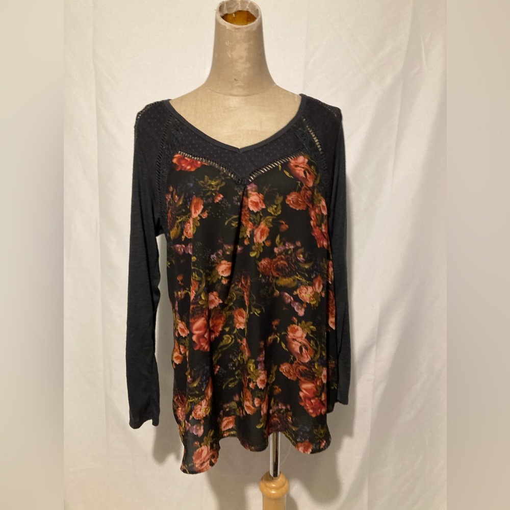 Taylor & Sage Xl floral v neck  top